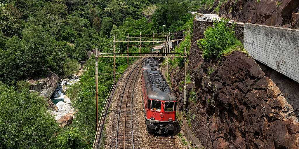 Enlarged view: SBB freight train near Biaschina (CC BY-SA 2.0 by Kabelleger/Gubler via Wikimedia Commons)