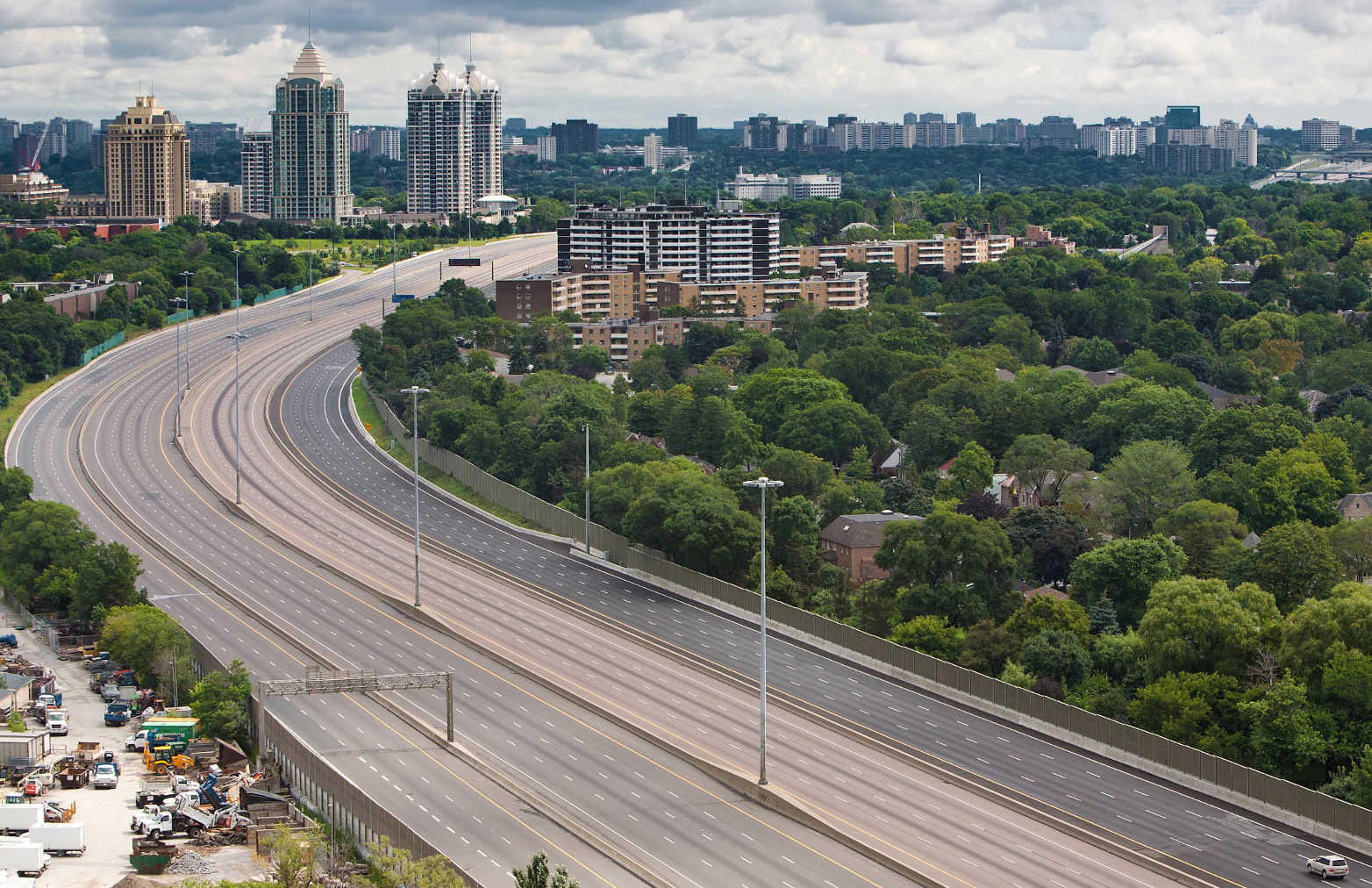 Enlarged view: Ontario Highway 401 ( CC BY 2.0 by K. Louie via Wikimedia Commons )