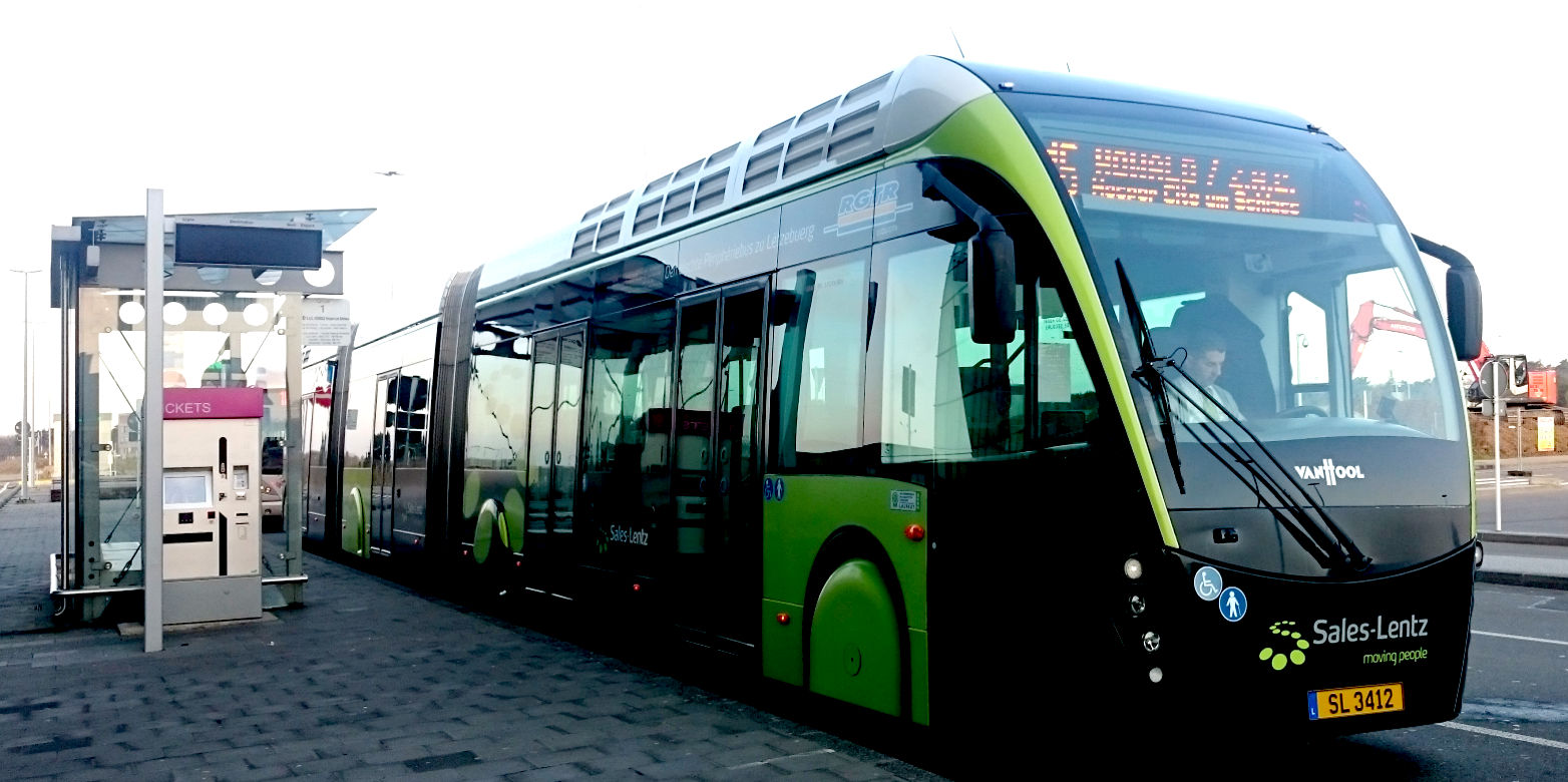 Vergrösserte Ansicht: Van Hool Bus am Flughafen Luxemburg ( CC BY-SA 4.0 by Mmkay via Wikimedia Commons)