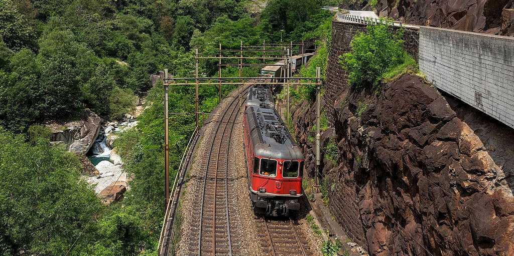 Vergrösserte Ansicht: SBB Güterzug bei Biaschina (CC BY-SA 2.0 by Kabelleger/Gubler via Wikimedia Commons)